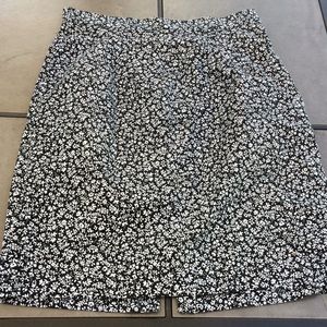 Very cute light skirt perfect for the office 💕❤️